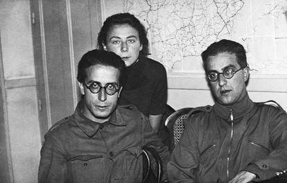 Maria Osten y, a su izquierda, su pareja, Mijaíl Koltsov, periodista de Pravda, en España. Los fusilaron al volver a Moscú, acusados de trotskistas.
