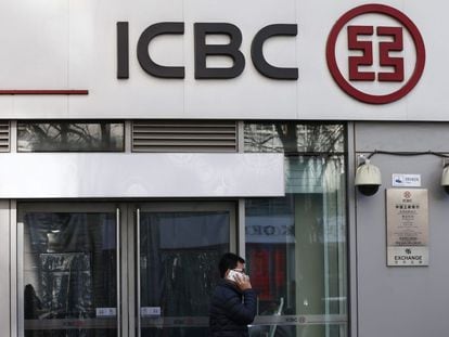 Un viandante pasa delante de una sucursal del ICBC en Pekín (China)