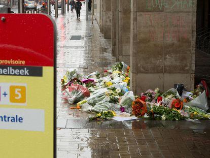 Flores en la estación de metro de Maalbeek depositadas en homenaje a las víctimas del ataque, en 2016, en Bruselas.