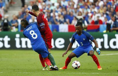 Cristiano Ronaldo pisa sobre el pie de Dimitri Payet en presencia de Patrice Evra
