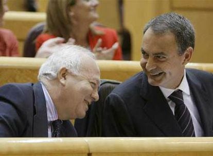 José Luis Rodríguez Zapatero conversa con el ministro de Asuntos Exteriores, Miguel Ángel Moratinos, durante la sesión de control al Ejecutivo celebrada esta tarde en el Senado.