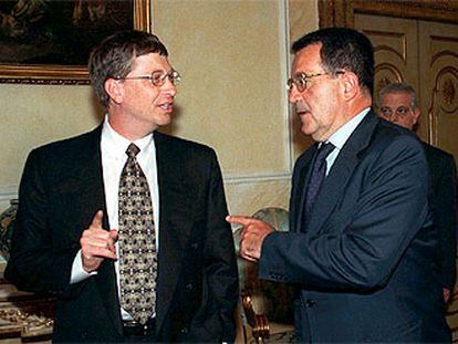 Bill Gates (a la izquierda), con el presidente de la Comisión Europea, Romano Prodi, en septiembre de 1998.