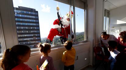 Visita de Papá Noel a los pacientes pediátricos ingresados en el Hospital Germans Trias de Badalona (Barcelona).