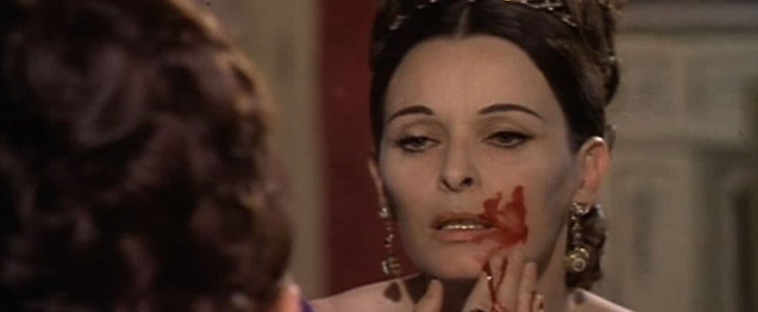 Lucía Bosé en 'Ceremonia sangrienta'.