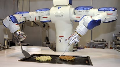 Un robot hace tortillas en una exhibición de robots en Tokio.