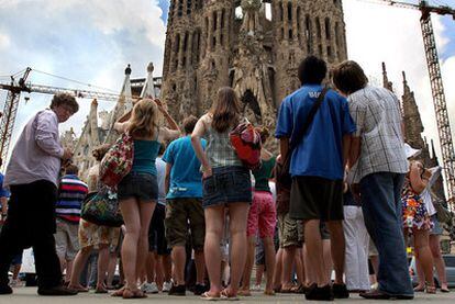 Un grupo de turistas ante la Sagrada Familia, uno de los lugares más visitados en Barcelona.
