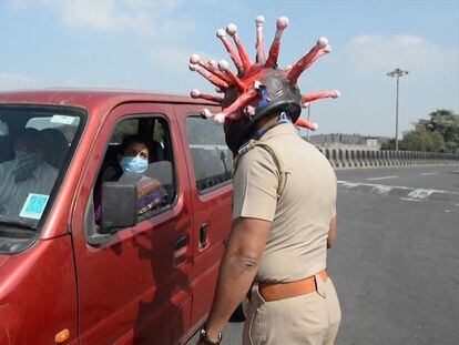 Rajesh Babu, policía de Chennai, informado a los ciudadanos sobre la cuarentena.