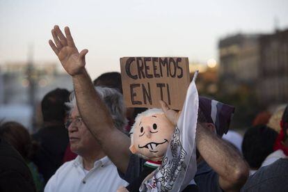 Un seguidor de López Obrador en el Zócalo, este sábado. 