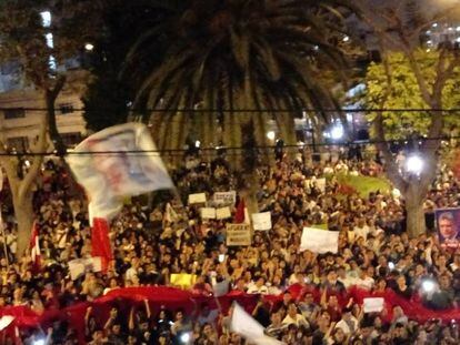 Manifestantes a favor de los fiscales removidos del equipo Lava Jato.