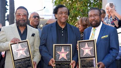 De izquierda a derecha, Eddie Holland, Lamont Dozier y Brian Holland posan con sus estrellas en el Paseo de la Fama de Hollywood, que recibieron en 2015.