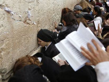 Mujeres rezan en el Muro de las Lamentaciones.