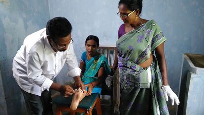 Un médico cura a una paciente enferma de lepra en el hospital de Chilakalapalli, distrito de Vizianagaram, Estado de Andrah Pradesh, India, en 2022.
