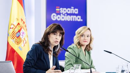 La ministra de Igualdad, Ana Redondo, a la izquierda, y la ministra Portavoz y de Educación, Formación Profesional y Deporte, Pilar Alegría, durante la rueda de prensa posterior a la reunión del Consejo de Ministros, este martes, en el complejo del Palacio de La Moncloa.