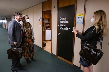 La diputada Talíria Petrone se fotografía con un seguidor ante la puerta de su despacho. El lema dice: ¿Quién ordenó matar a Marielle?, en referencia a su compañera y amiga, la concejala de Río asesinada en 2018.