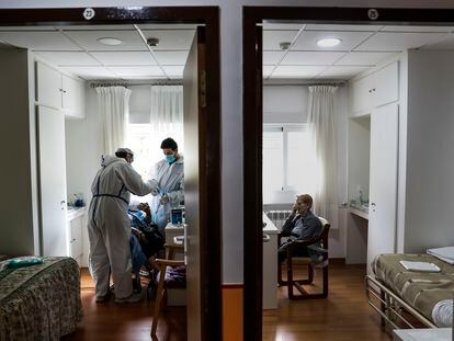 Un grupo de sanitarios realiza test en la residencia de ancianos Las Praderas en Pozuelo de Alarcón (Madrid).