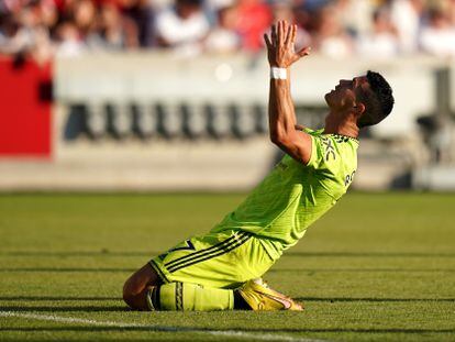 Cristiano Ronaldo se lamenta de una jugada durante el partido entre el Brentford y el Manchester United este sábado.