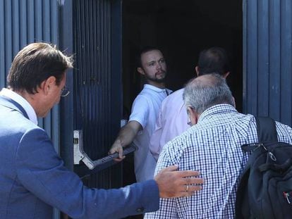 Sandro Marín abre la puerta de la fábrica de Magrudis a los inspectores. En vídeo, declaraciones de Elías Bendodo.