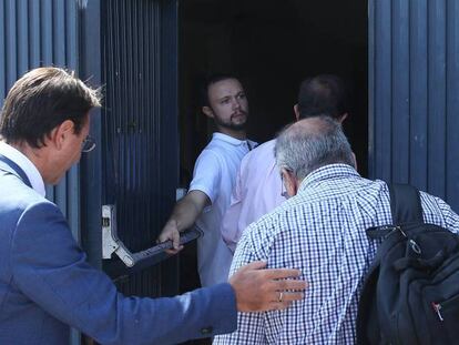 Sandro Marín abre la puerta de la fábrica de Magrudis a los inspectores. En vídeo, declaraciones de Elías Bendodo.