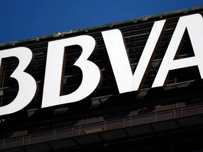 El juez imputa al BBVA por contratar presuntamente a Villarejo para espiar a Sacyr