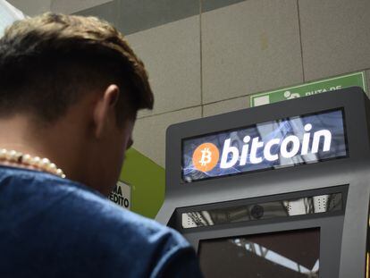 Un joven usa un cajero automático de Bitcoin en San Salvador (El Salvador), en mayo de este año.