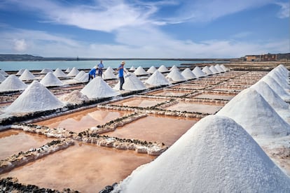 Las Salinas del Carmen son las únicas de Fuerteventura que siguen en funcionamiento. Disponen de un museo para conocer toda su historia.