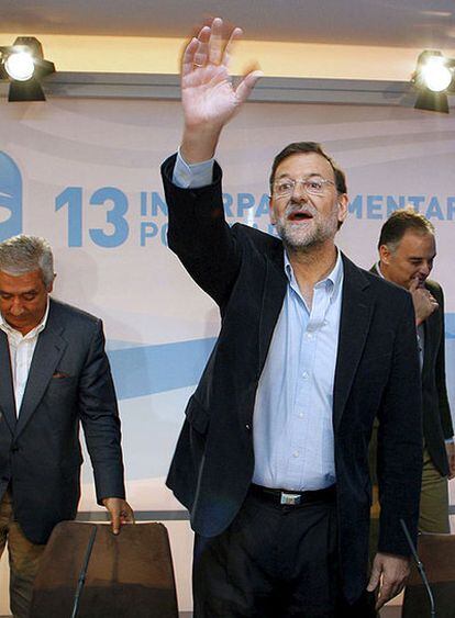 Mariano Rajoy con Javier Arenas y Esteban González Pons, ayer en la XII Unión Interparlamentaria Popular.