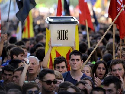 Una de las urnas utilizada en el referéndum ilegal del 1-O en la manifestación de este lunes en Barcelona.