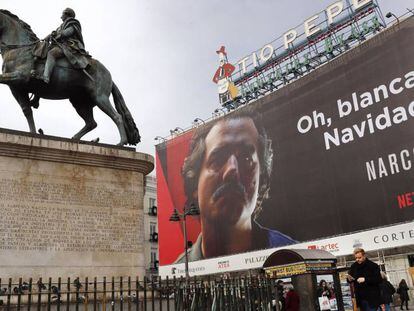 Cartel publicitario de la serie &#039;Narcos&#039;, el pasado diciembre en la Puerta del Sol de Madrid.