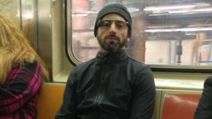 Sergey Brin, con sus gafas en el metro de Nueva York