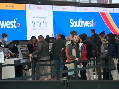 Viajeros ante los mostradores de Southwest Airlines en el Aeropuerto Internacional de Denver (EE UU), el viernes 30 de diciembre de 2022.