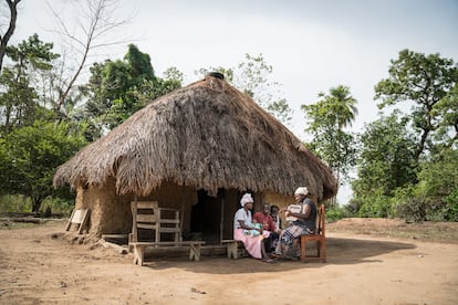 Un trabajador de salud comunitario se reúne con Kankay Suma (izquierda) y Amara Turay en la comunidad de Masiaka, distrito de Kambia, Sierra Leona, para brindar servicios básicos de salud mental y apoyo psicosocial a familias con hijos a su cargo. Pincha en la imagen para ver la fotogalería completa. 