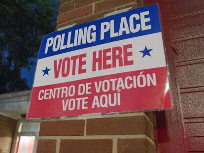 Un cartel indica la localizaci&oacute;n de un centro electoral durante las elecciones legislativas en Arlington, Virginia.
