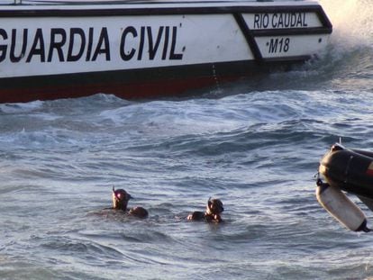 Miembros del Grupo Especial de Actividades Subacu&aacute;ticas de la Guardia Civil rescatan el cuerpo de un inmigrante junto a la costa de Ceuta.