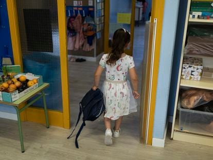 Una alumna sale del aula, en la escuela Montessori de Rubí, el pasado mes de junio.