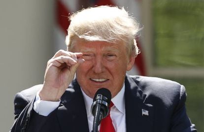Trump gesticula sobre el descenso de la temperatura que asegura se conseguiría con el Acuerdo de París