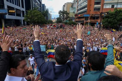 Juan Guaidó, tras proclamarse presidente interino de Venezuela, saluda a manifestantes congregados el miércoles en Caracas.