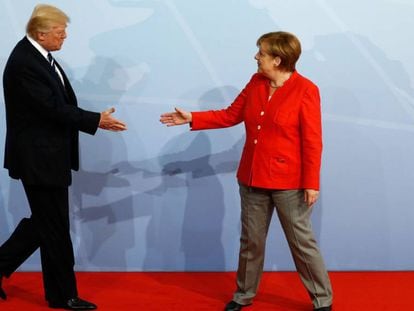 Donald Trump saluda a Angela Merkel durante el acto de bienvenida de la reuni&oacute;n del G20 en Hamburgo (Alemania).