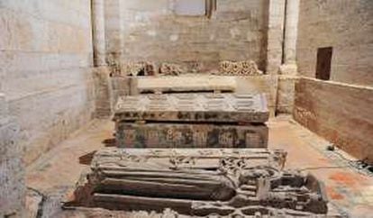 Los sepulcros del monasterio de Santa María de Palazuelos se conservaron porque fueron guardados en una estancia tapiada, lo que evitó su saqueo.