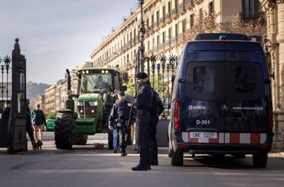 Algunos agricultores conducen sus tractores hacia el parque de la Ciutadella, este jueves en Barcelona. 