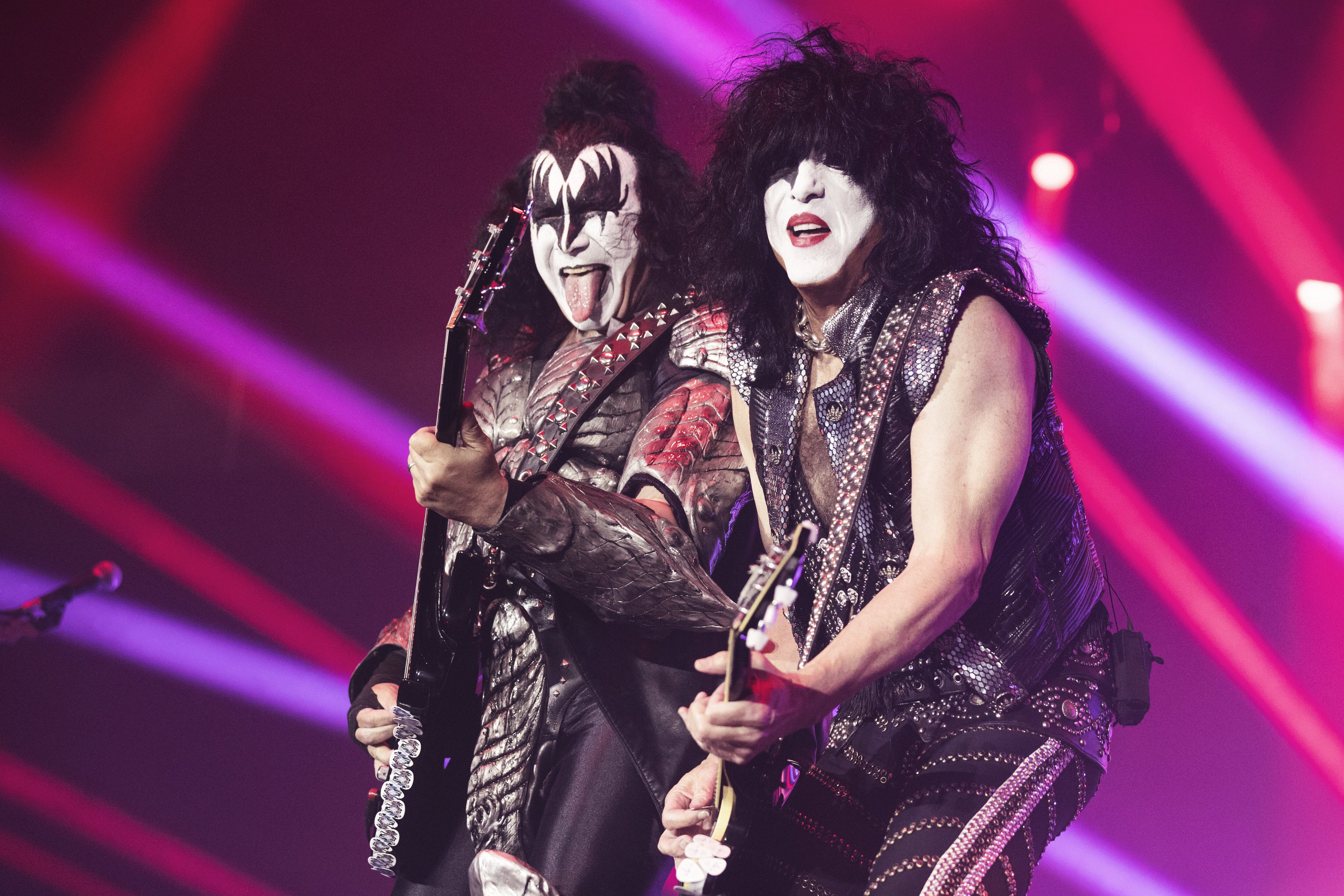 Gene Simmons, a la izquierda, y Paul Stanley, durante un concierto de Kiss en Helsinki en la gira 'End Of The Road'.