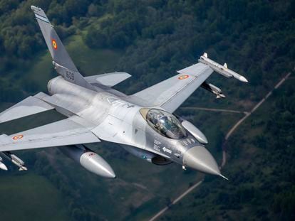 Un F-16 rumano, durante una misión de la OTAN en Lituania.