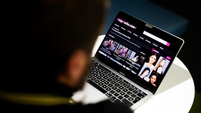 Un usuario de internet navega por una página de vídeos pornográficos falsos de mujeres famosas.