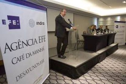 El presidente de la Agencia Efe, el español José Antonio Vera (i), habla hoy, lunes 20 de mayo de 2013, durante la inauguración del ciclo de desayunos informativos patrocinados por la empresa española Indra "Foro Efe Café da Manhã" en la ciudad de Sao Paulo (Brasil).