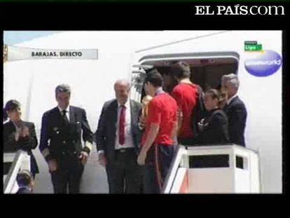 El combinado español, encabezados por el capitán, Iker Casillas, y el seleccionador, Vicente del Bosque, aterriza en Barajas e inicia su celebración. <strong><a href="http://www.elpais.com/deportes/futbol/mundial/">España Campeona del Mundial de Fútbol 2010</a></strong>