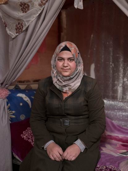 Amani, de 27 años, es técnico de laboratorio en un hospital saudí en Líbano. Su marido, de 29, se encarga de la casa y de su único hijo, Mohammed, de 5 años. Viven en el campo de Arsal al noreste del país.