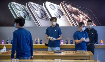 Empleados de una tienda de Apple en Pekín, reabierta el pasado 14 de febrero.