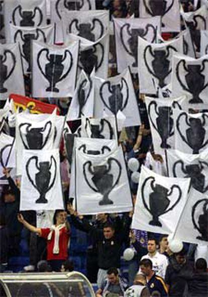 Seguidores del Madrid exhiben pancartas representativas de los trofeos ganados por su equipo.