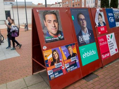 Carteles electorales de los candidatos a lehendakari, en una calle de San Sebastián.