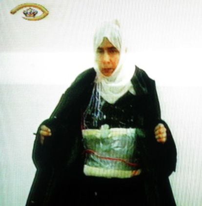 Sayida al Rishawi muestra su carga explosiva fallida, tras ser detenida.