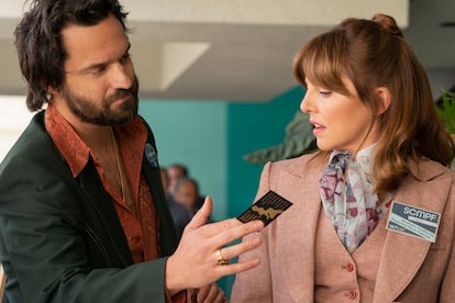 Jake Johnson es Doug y Ophelia Lovibon es Joyce en 'Minx'.